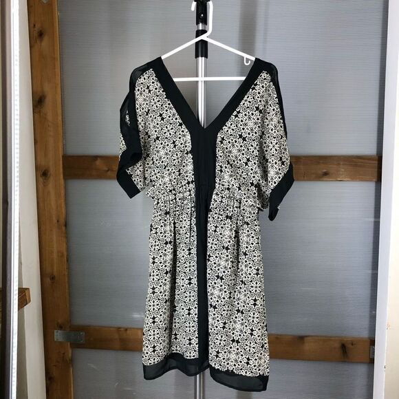 BLACK & Cream V-neck Flowy Open Shoulder Short Sleeve Dress Sz M - Picture 2 of 6